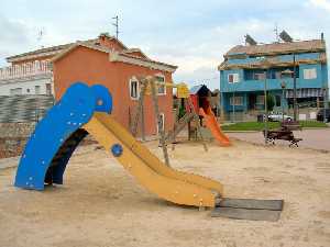 Parque infantil junto a nuevas construcciones 